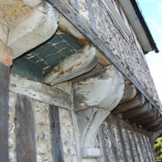 Close-studding and jetty The close-studding and jettied overhang of the structure created in the 1580s. The extravagant use of wood was a sign of the house's rich owner.