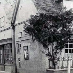 In the early 20th century, Arthur Smith ran the Post Office on new premises, opposite the George Inn, and also sold groceries.