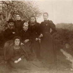Tregear family Katie, Lizzie, Evie in back row, William and Mary seated, with Ethel in front