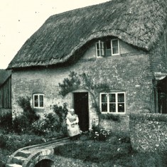 Another photo of Bridge Cottage. The bridge ws destroyed by army tanks, parked up Greenways in the run-up to D-Day.
