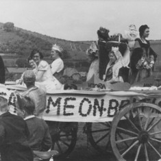 Queens' tableau from side