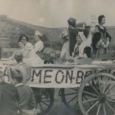 Queens tableau. Driver, Arthur Munday.Left to right, Nellie Whitear, Ivy Cook, Mary Crockford, Marian Lambert, Ethel Lambert, Margaret Butler
