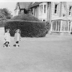 Ruth and Mary Rev Saunders' daughters, Ruth and Mary, August 19411