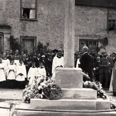 The dedication of the War Memorial in 1923. The plaque above the door of Barnards, LHS, shows that A Mullard, carrier to Portsmouth, plied his trade from here at this time.