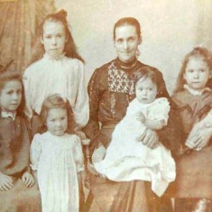 The  Christmas  girls. Back  row,  L  to  R, Maud,  born  1887,  who  did  not  marry,  Ellen,  the  mother,  Lily,  later  Nicholson,  who  stayed  in  England.  Front  row,  second  from  L,  Rose,  married  name  Mauback,  Nellie,  later  Herbie Goddard’s  wife,  The  other  girl  is  probably May,  who  married  the  first  Barratt  brother.Millie  and  Dolly,  both  later Barratts,  are  not  in  the  photo. 