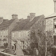 High Street with New Inn. late 19th century East Meon High Street, New Inn on right (note Alton Brewery owns it). Well-head on what is now Washers Triangle at front