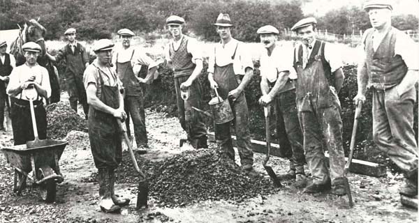 Tar Gang at ? Leydene. Fred Cannings, Les (Tiny) Cannings, n.k., Jack Cook, n.k. Tom Perkins, Fred Gibbs, n.k., n.k., Bruce Kille.