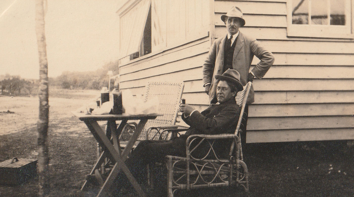 The standing man could be William Robert Wellesley, later Lord, Peel. 1921