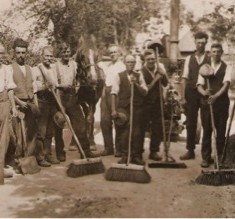 'Tar gang' The photo captioned 'tar gang', which prompted Jim Cook's response. His father, Jack Cook, is in the centre, smoking a pipe.