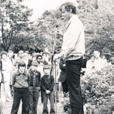 Simon-Williams-opening-Church-Fete Simon Williams, popular actor, opens East Meon Church Fete 1980s. | Stan Smith