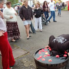 Apple_bobbing1 Apple bobbing, supervised by Clare Bartlett
