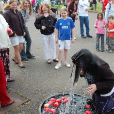 Apple_bobbing Apple_bobbing