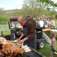 Frank_Moffatt_at+hog_roast Frank_Moffatt_at+hog_roast